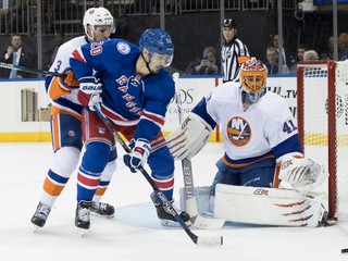Jaroslav Halák (vpravo) je v New Yorku Islanders v neľahkej situácii.