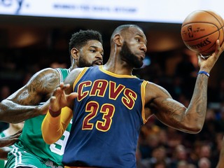 Kľúčovou postavou Clevelandu bol opäť LeBron James (s číslom 23).