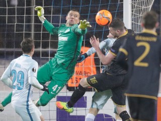 Róbert Mak (vľavo) kontroluje situáciu pred svojim spoluhráčom - brankárom Michailom Keržakovom.