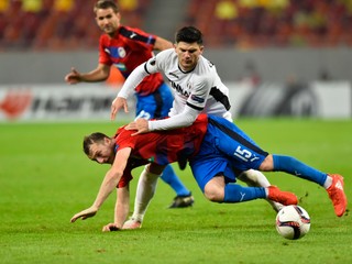 Hráč Viktorie Plzeň Michal Krmenčík padá po súboji s jedným z hráčov Astry Giurgiu.