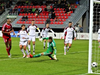 Trenčan Janga (v červenom) síce otvoril skóre stretnutia, Podbrezová ale napokon získala všetky tri body.