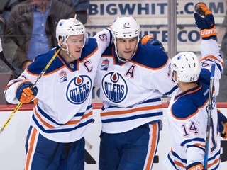 Edmonton patrí k prekvapeniam začiatku novej sezóny NHL. Na snímke kapitán Connor McDavid (vľavo) s Milanom Lucicom (uprostred) a Jordanom Eberlem (vpravo).