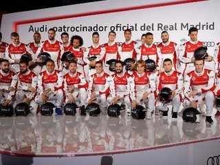 Hráči Realu Madrid si zajazdili na motokárach, každý z nich dostal od sponzora auto