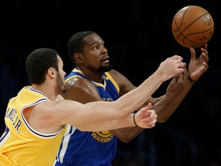 Kevin Durant (vpravo) už v sedemdesiatich zápasoch za sebou zaznamenal aspoň dvadsať bodov.