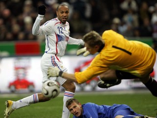 Ľuboš Hajdúch zasahuje pri strele Thierryho Henryho pri pamätnom víťazstve Slovenska vo Francúzsku.