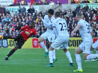Liverpool strelil šesť gólov, Manchester United vyhral aj vďaka Pogbovmu gólu
