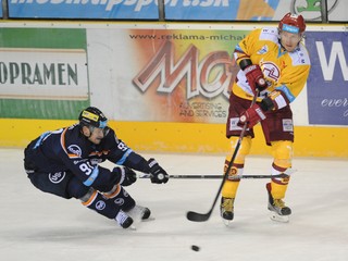 Duklu opúšťajú dvaja hráči, Hossa a Kozák zatiaľ zostávajú