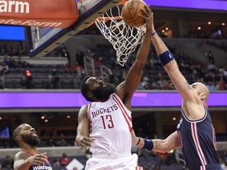 Harden žiaril, napodobnil Michaela Jordana. Curry prekonal rekord