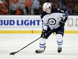 Jacob Trouba si bude aj naďalej obliekať dres Winnipegu Jets.