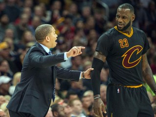 Tréner Clevelandu Tyronn Lue (vľavo) komunikuje s najväčšou hviezdou tímu LeBronom Jamesom.