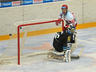 Skúsený Rudolf Huna strieľa gól do siete Nových Zámkov.