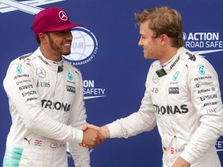 Lewis Hamilton (vľavo) a Nico Rosberg. Jeden z nich získa v tomto roku titul majstra sveta v F1.