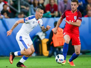 Marek Hamšík (vľavo) v súboji s Angličanom Jordanom Hendersonom. 
