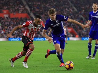 Marcos Alonso (uprostred) sa prebojoval do základnej zostavy Chelsea.