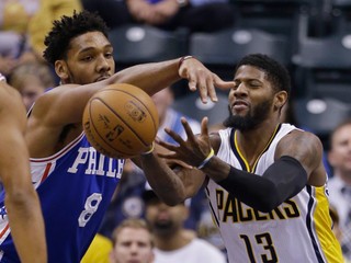 Paul George (vpravo) prispel k výhre Indiany 28 bodmi. V predĺžení zaznamenal osem.