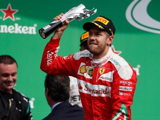 Sebastian Vettel si pôvode v Mexiku prebral trofej za tretie miesto. Až dodatočne ho penalizovali.