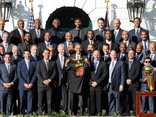 Prezident Obama pózuje s hráčmi Clevelandu.