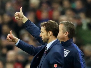 Gareth Southgate (v popredí) možno ostane trénerom Anglicka dlhodobo.