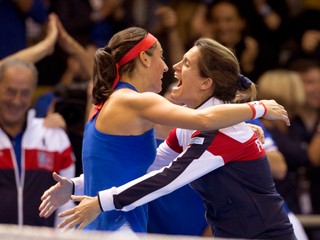 Amélie Mauresmová (vpravo) sa teší so svojou zverenkyňou Caroline Garciovou po jej víťazstve nad Češkou Petrou Kvitovou vo finále Pohára federácie.