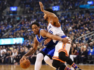 DeMar DeRozan (vľavo) bol lídrom Toronta pri troch víťazstvách.