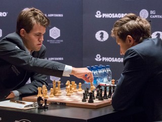 Súboj elitných šachistov je zatiaľ vyrovnaný.