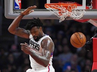 Na kôš v zápase proti Brooklynu zakončil hráč Los Angeles Clippers DeAndre Jordan.