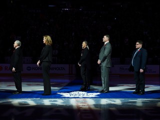 Zľava stoja počas ceremónie Rogie Vachon, dcéra zosnulého Pata Quinna. Druhý sprava je Eric Lindros a úplne vpravo Sergej Makarov.