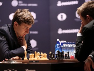 Sergej Karjakin zatiaľ majstrovi sveta odoláva.