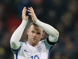 Rooney sa opil, nevedel sa udržať na nohách, píšu Briti