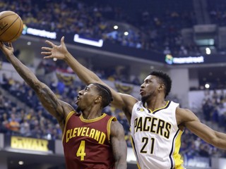 Iman Shumpert z Clevelandu (vľavo) zakončuje na kôš v zápase proti Indiane, bráni ho Thaddeus Young.
