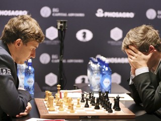 Súboj medzi Carlsenom (vpravo) a Kariakinom je vyrovnaný.