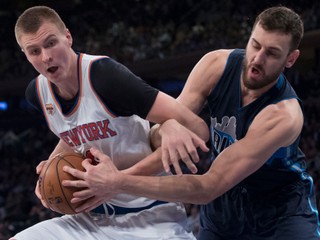 Kristaps Porziňgis (vľavo) bojuje o loptu s Andrewom Bogutom z Dallasu Mavericks.