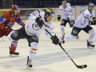 Jakub Suja (s číslom 10) z HC Košice strieľa gól na 2:2 v zápase proti Liptovskému Mikulášu.