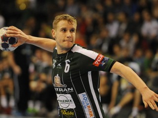 Na bránu strieľa hráč Prešova Jakub Hrstka.