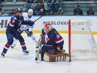 Brankár Slovana Barry Brust inkasuje jeden z dvoch gólov.