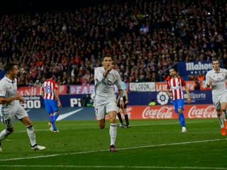 Cristiano Ronaldo oslavuje jeden zo svojich gólov do siete Atlética.