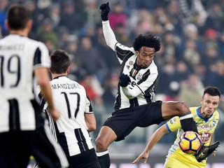 Juan Cuadrado (druhý sprava) z Juventusu sa snaží spracovať loptu v zápase proti Pescare.