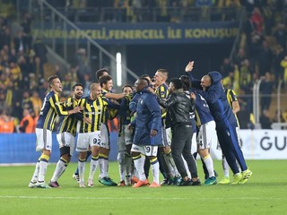 Hráči Fenerbahce sa radujú po víťazstve v derby.