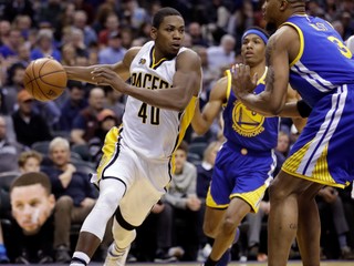Hráči Golden State (v modrom) uspeli v ďalšom zápase.