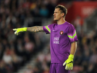 Kuriózny moment v Dánsku. Brankár vykopol loptu, vietor mu ju vrátil späť