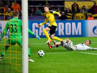 Marco Reus (v strede) završuje svoj hetrik.