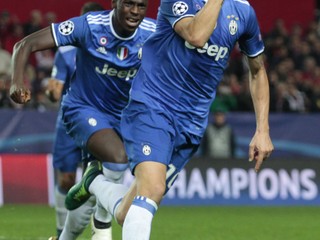 Moise Kean (v pozadí) slávi gól s Leonardom Bonuccim.