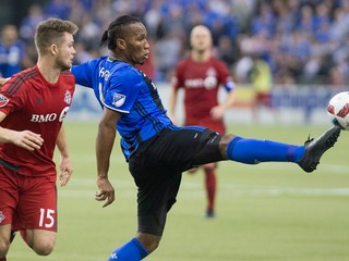 Didier Drogba (v modrom).