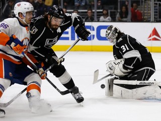 Brankár Los Angeles Kings Slovák Peter Budaj (vpravo) v akcii.