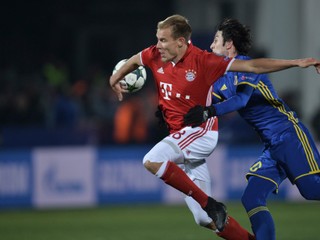 Holger Badstruber z Bayernu Mníchov (vľavo) a Sardar Azmoun z Rostovu.