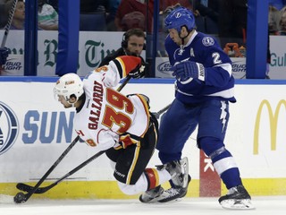 V NHL si T. J. Galiardi (vľavo) obliekal napríklad dres Calgary Flames.