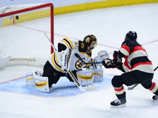 Kyle Turris prekonáva Tuukka Raska.