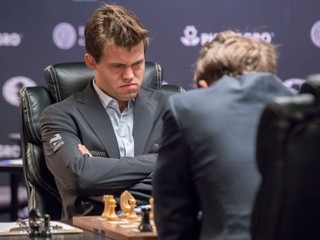 Magnus Carlsen vyhral desiatu partiu.