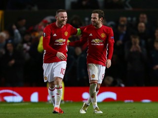 Wayne Rooney (vľavo) sa raduje z gólu s Juanom Matom.