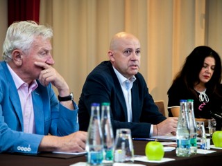 Finančník Anton Siekel (uprostred) a doterajší prezident SOV František Chmelár (vľavo).